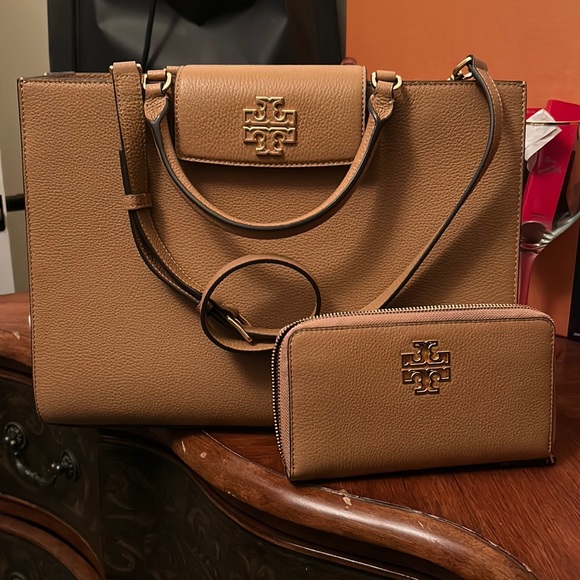 Tory Burch Handbags - New authentic Large Britten 14” Tori Burch handbag with matching wallet in Tan